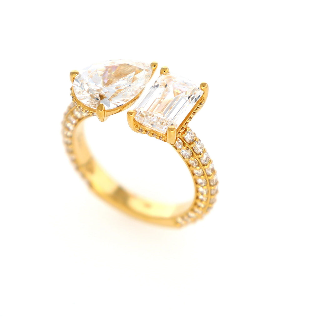 Cashé Moi Es Toi Bridal Ring 18kt YG Lab Diamond Pear 2.05ct & Emerald 2.05ct - Melee 1.48ct / 5.58cttw EVVS2 IGI 5.8gr Size 6.75 RN00174