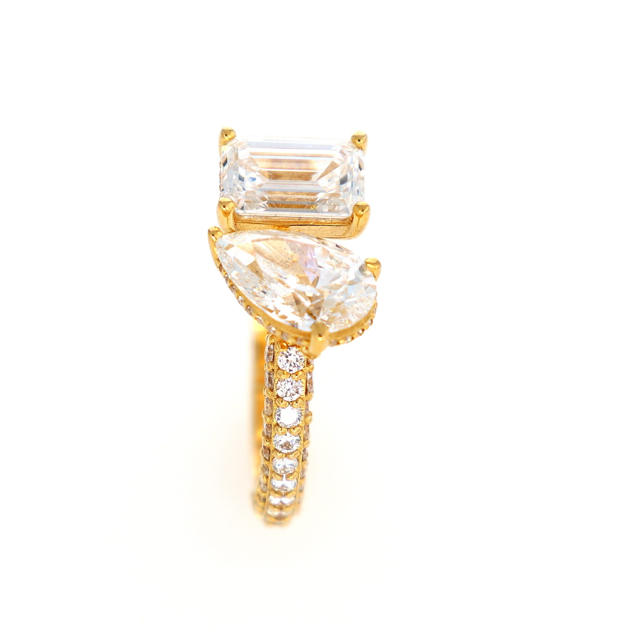 Cashé Moi Es Toi Bridal Ring 18kt YG Lab Diamond Pear 2.05ct & Emerald 2.05ct - Melee 1.48ct / 5.58cttw EVVS2 IGI 5.8gr Size 6.75 RN00174
