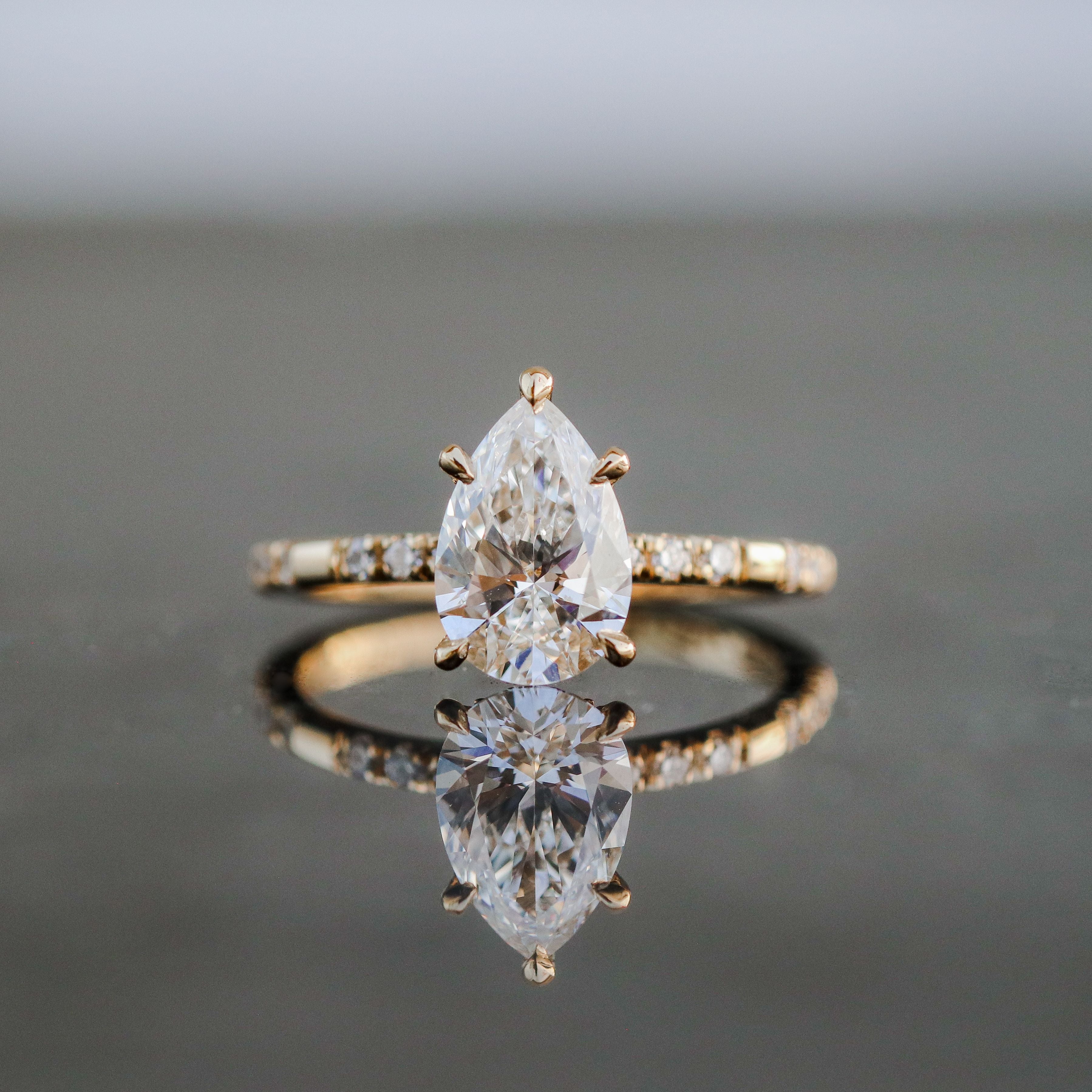 Pear Cashé Engagement Ring 18kt YG LAB 2.92gr 1.50ct Center VVS2-F / 0.12ct Band VS+DEF 1.62cttw Size 6 IGI 619429302 RN00181