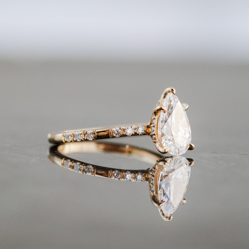 Pear Cashé Engagement Ring 18kt YG LAB 2.92gr 1.50ct Center VVS2-F / 0.12ct Band VS+DEF 1.62cttw Size 6 IGI 619429302 RN00181