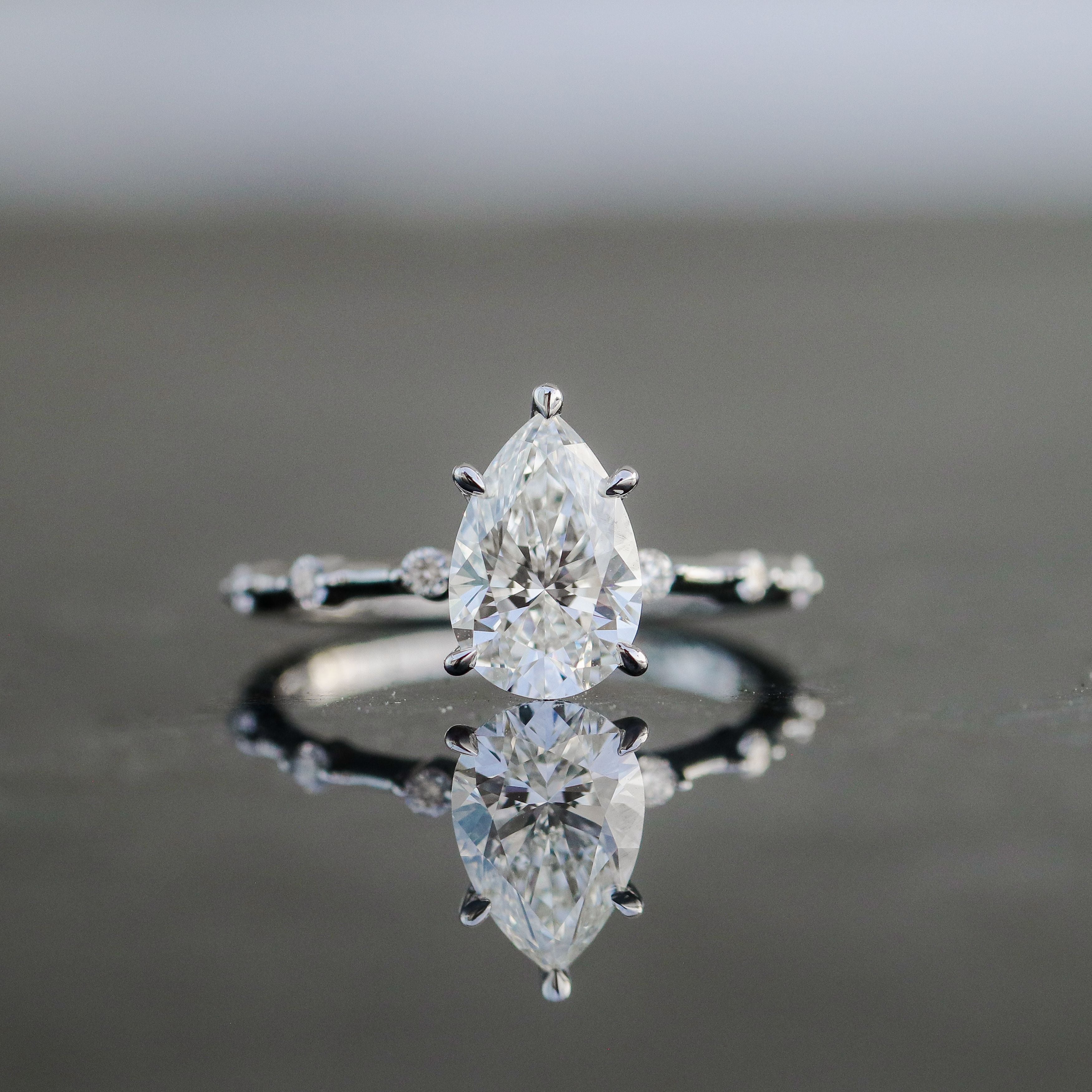 Pear Cashé Engagement Ring 18kt WG LAB 1.50ct Center VS1 F / 0.10ct Band VS DEF 1.60cttw Size 6 IGI LG619429523 RN00180