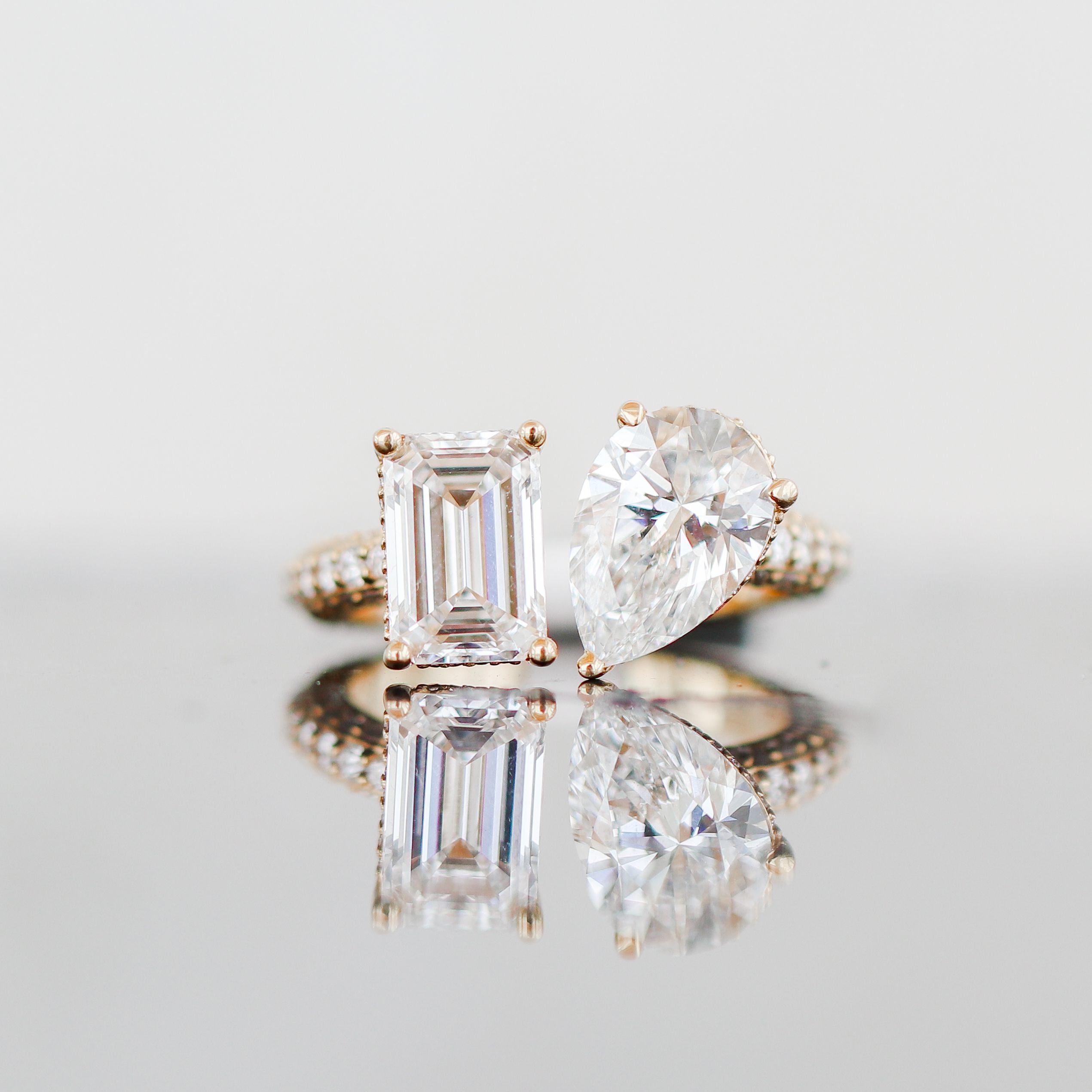Cashé Moi Es Toi Bridal Ring 18kt YG Lab Diamond Pear 2.05ct & Emerald 2.05ct - Melee 1.48ct / 5.58cttw EVVS2 IGI 5.8gr Size 6.75 RN00174