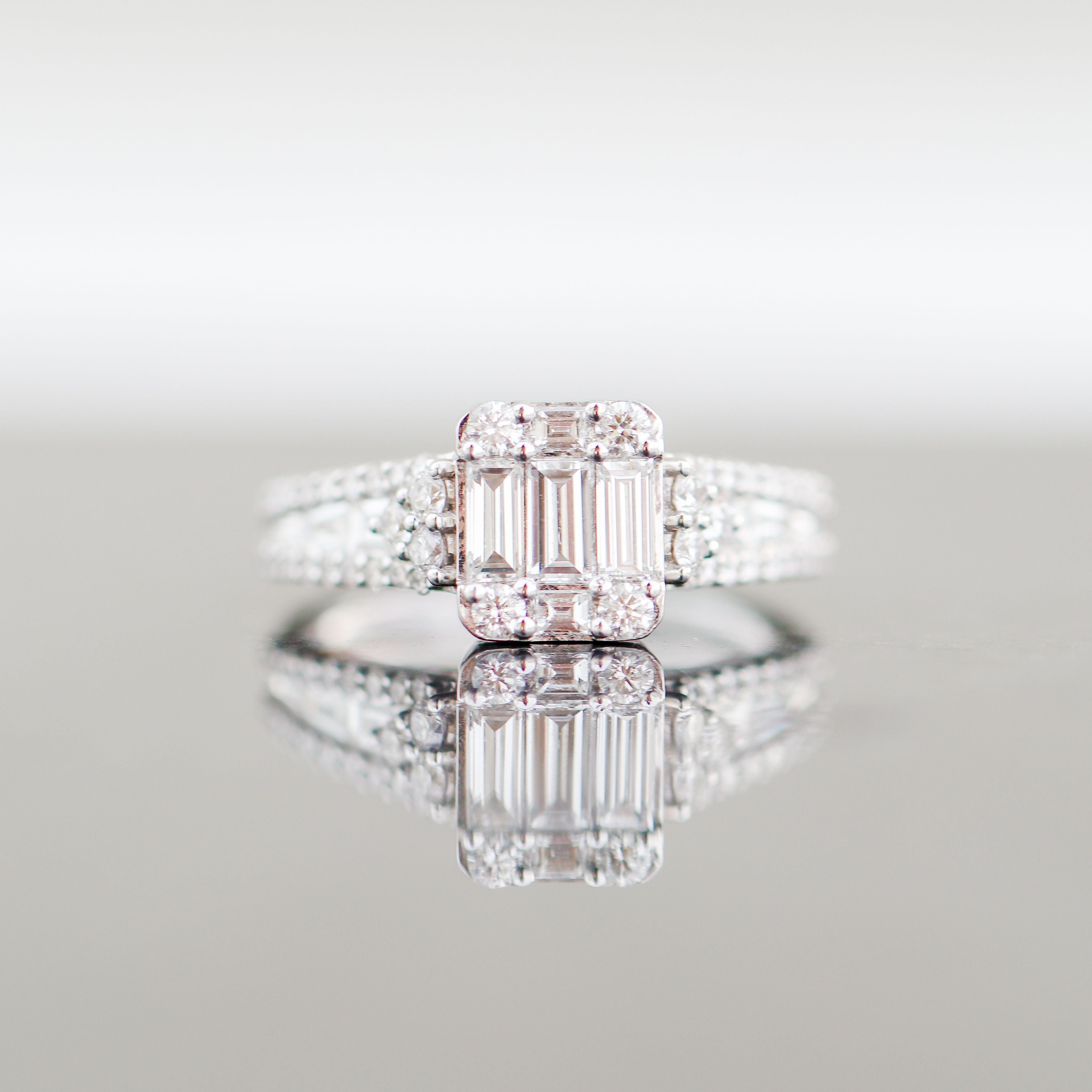 Baguette and Round Cashé Engagement Ring 18kt WG 5.1gr 1.51cttw SI-GHI RN000376