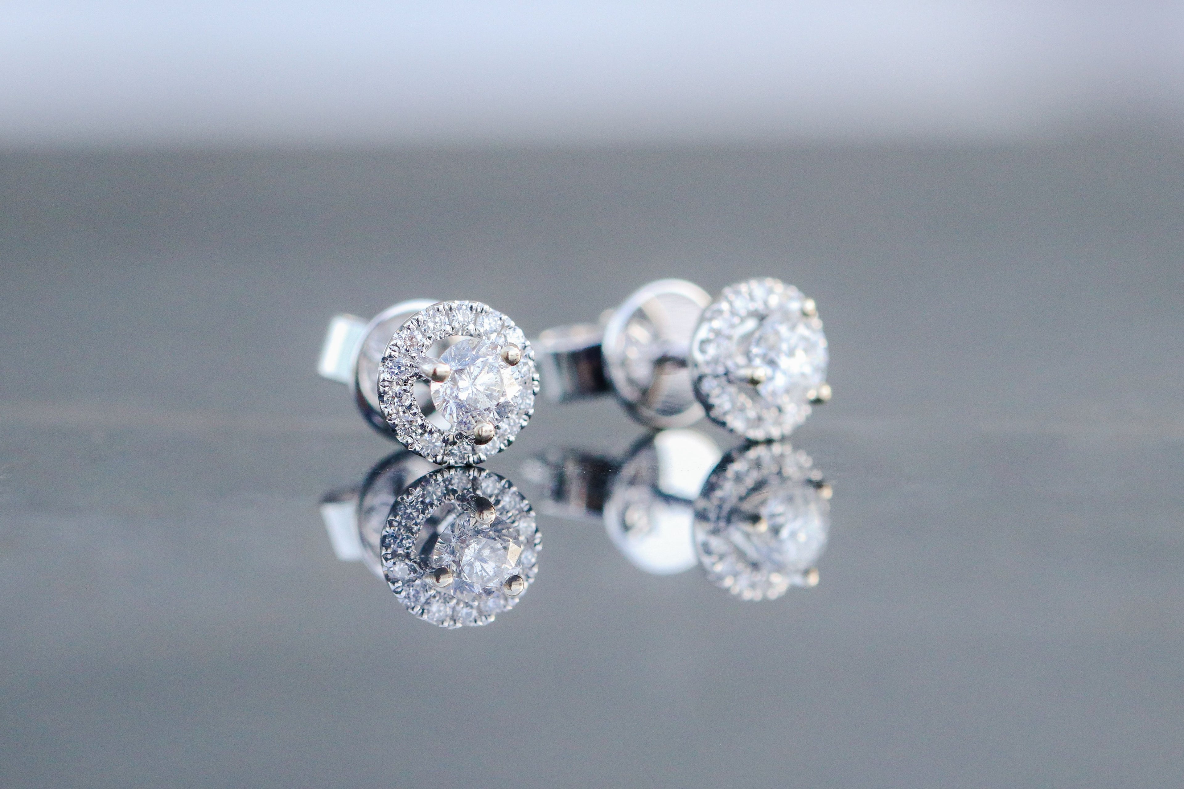 Halo Diamond Studs 18kt WG 1.6gr 0.46cttw ER00137