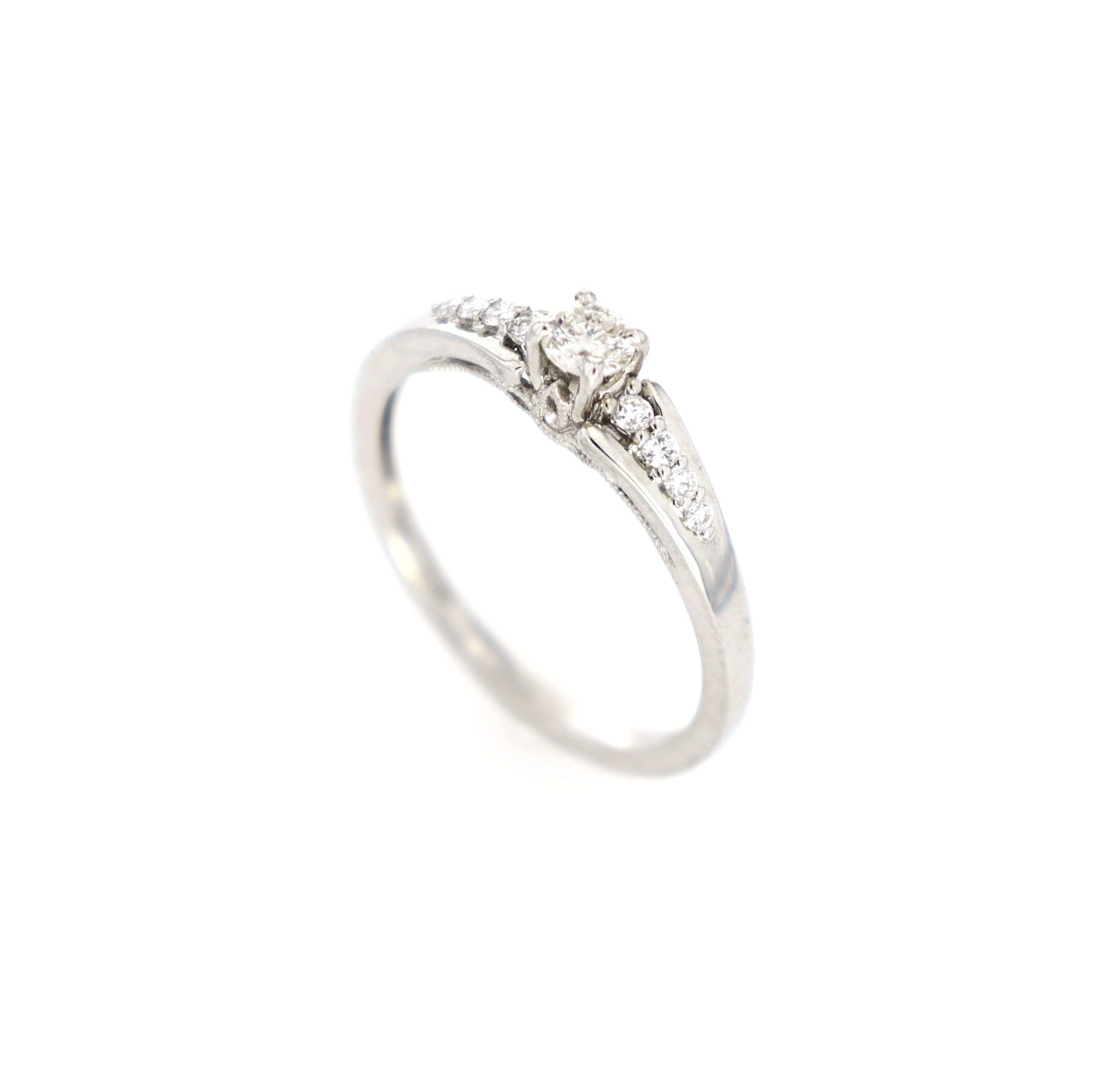 Little Round Diamond Ring Size 6 18kt WG 2.06gr 0.30cttw RN00105