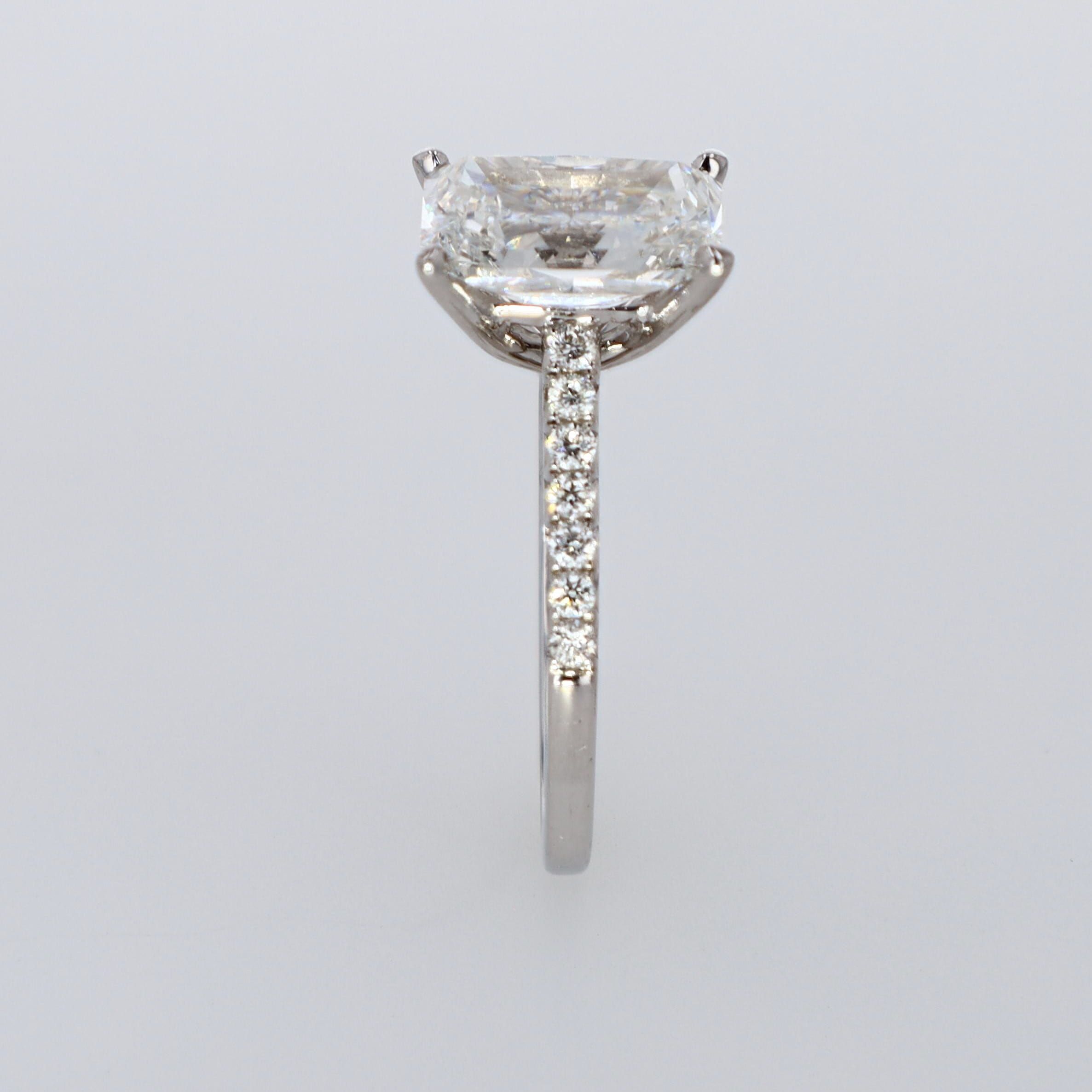 Cashé Emerald Diamond Ring VVS F 2.02ctc LAB 18kt WG 14 RD 0.24ctw Size4 RN00182