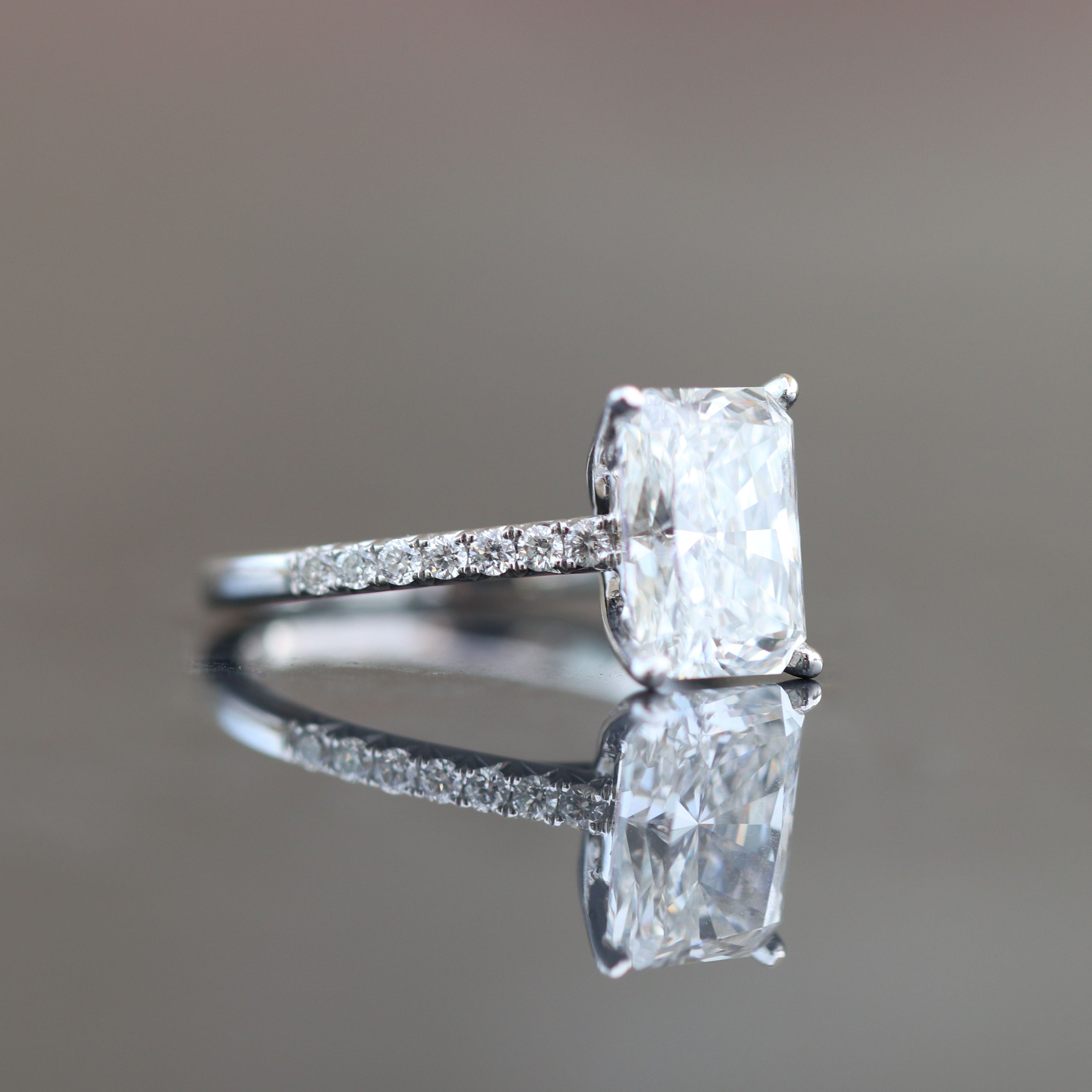 Cashé Emerald Diamond Ring VVS F 2.02ctc LAB 18kt WG 14 RD 0.24ctw Size4 RN00182