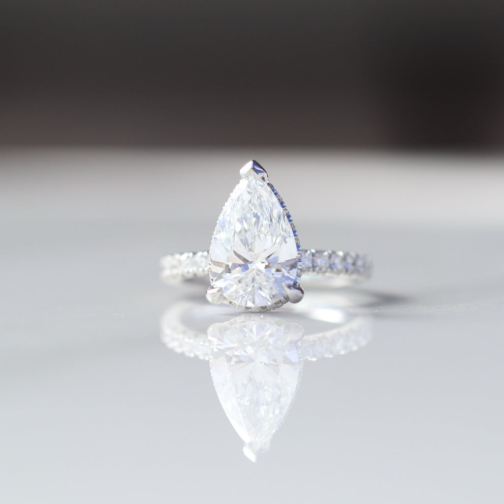 Pear Cashé Engagement Ring Center Diamond 18kt WG 4.3gr IGI LG700599604 LAB VVS2 E 2.89ct / 2.5ctc 50RD 0.95gr SI-GH RN00209