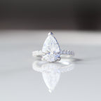 Pear Cashé Engagement Ring Center Diamond 18kt WG 4.3gr IGI LG700599604 LAB VVS2 E 2.89ct / 2.5ctc 50RD 0.95gr SI-GH RN00209