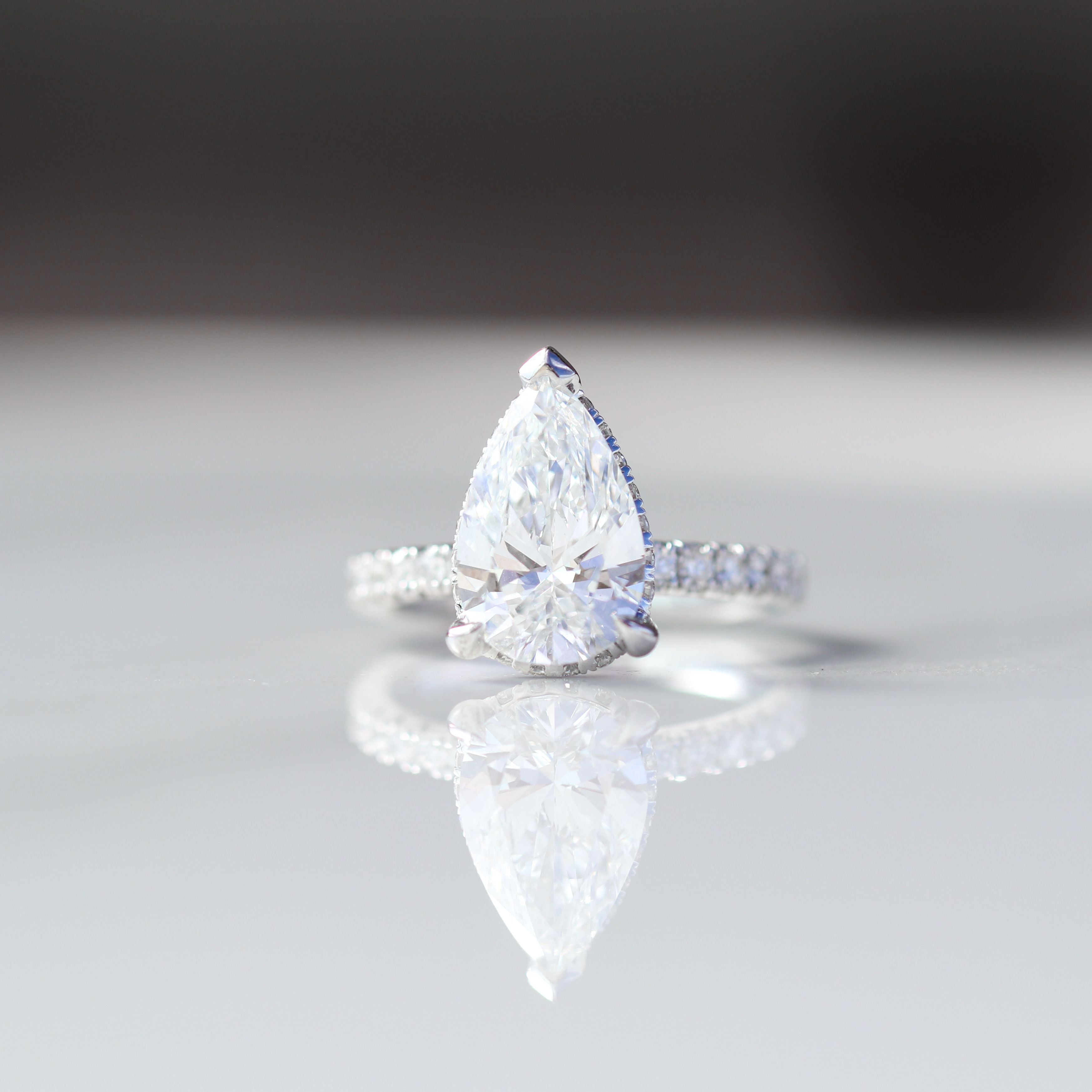 Pear Cashé Engagement Ring Center Diamond 18kt WG 4.3gr IGI LG700599604 LAB VVS2 E 2.89ct / 2.5ctc 50RD 0.95gr SI-GH RN00209