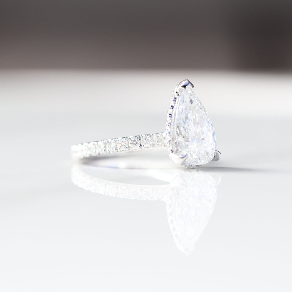 Pear Cashé Engagement Ring Center Diamond 18kt WG 4.3gr IGI LG700599604 LAB VVS2 E 2.89ct / 2.5ctc 50RD 0.95gr SI-GH RN00209
