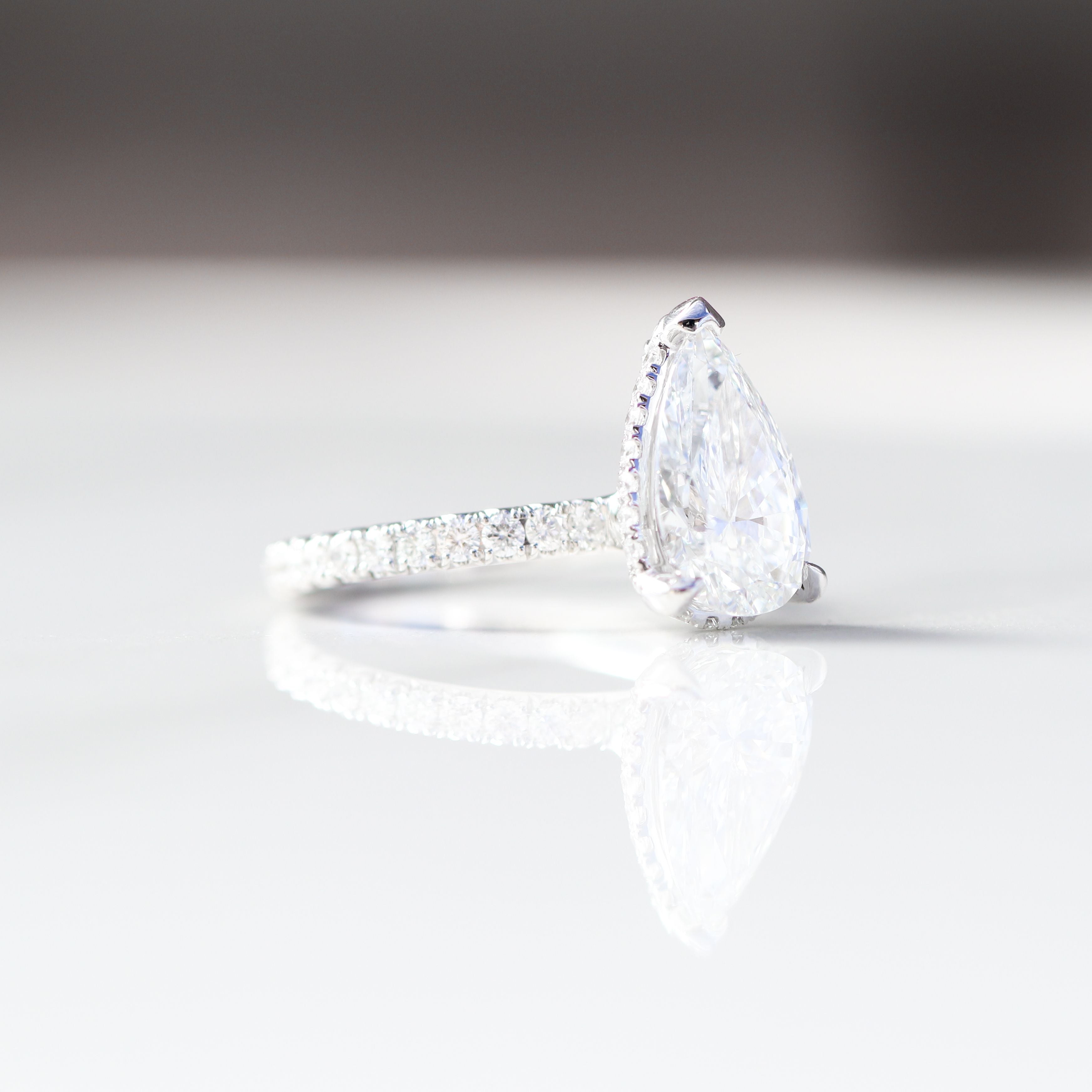 Pear Cashé Engagement Ring Center Diamond 18kt WG 4.3gr IGI LG700599604 LAB VVS2 E 2.89ct / 2.5ctc 50RD 0.95gr SI-GH RN00209