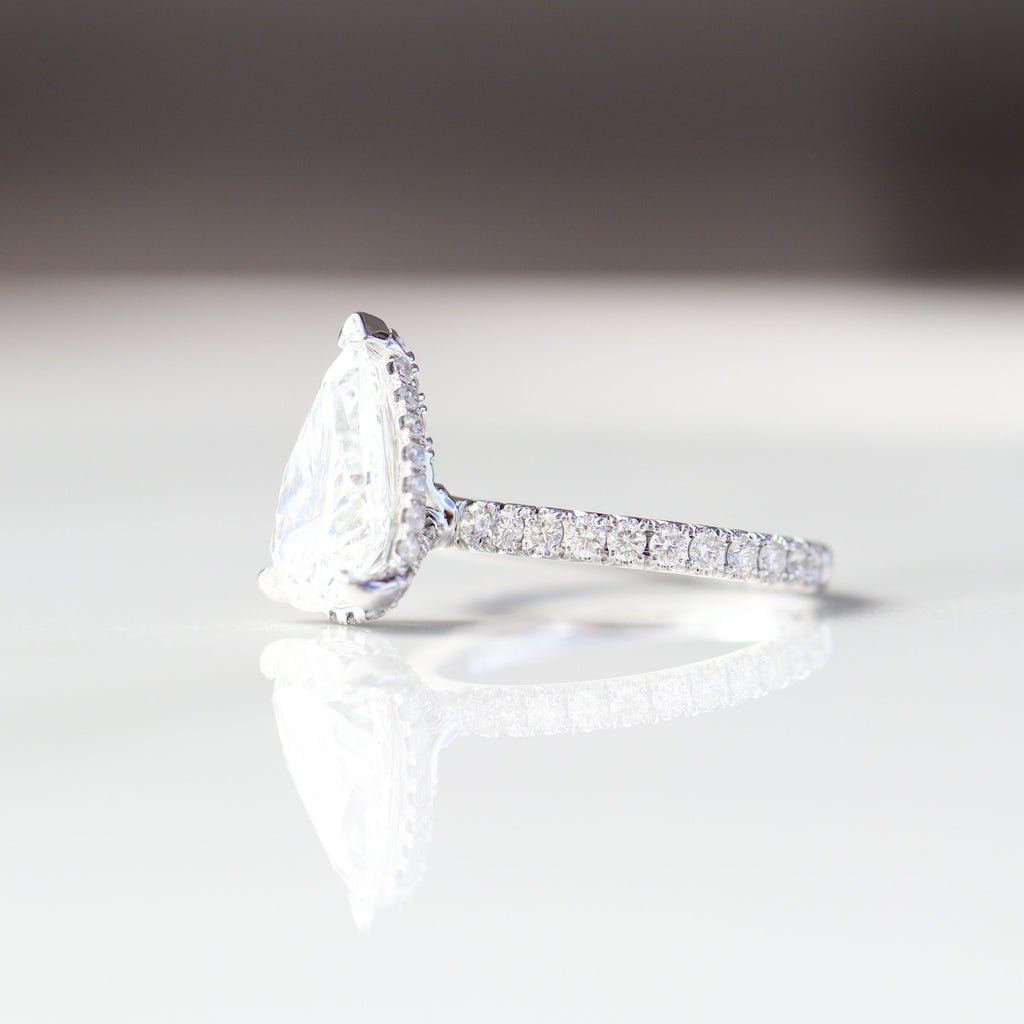 Pear Cashé Engagement Ring Center Diamond 18kt WG 4.3gr IGI LG700599604 LAB VVS2 E 2.89ct / 2.5ctc 50RD 0.95gr SI-GH RN00209