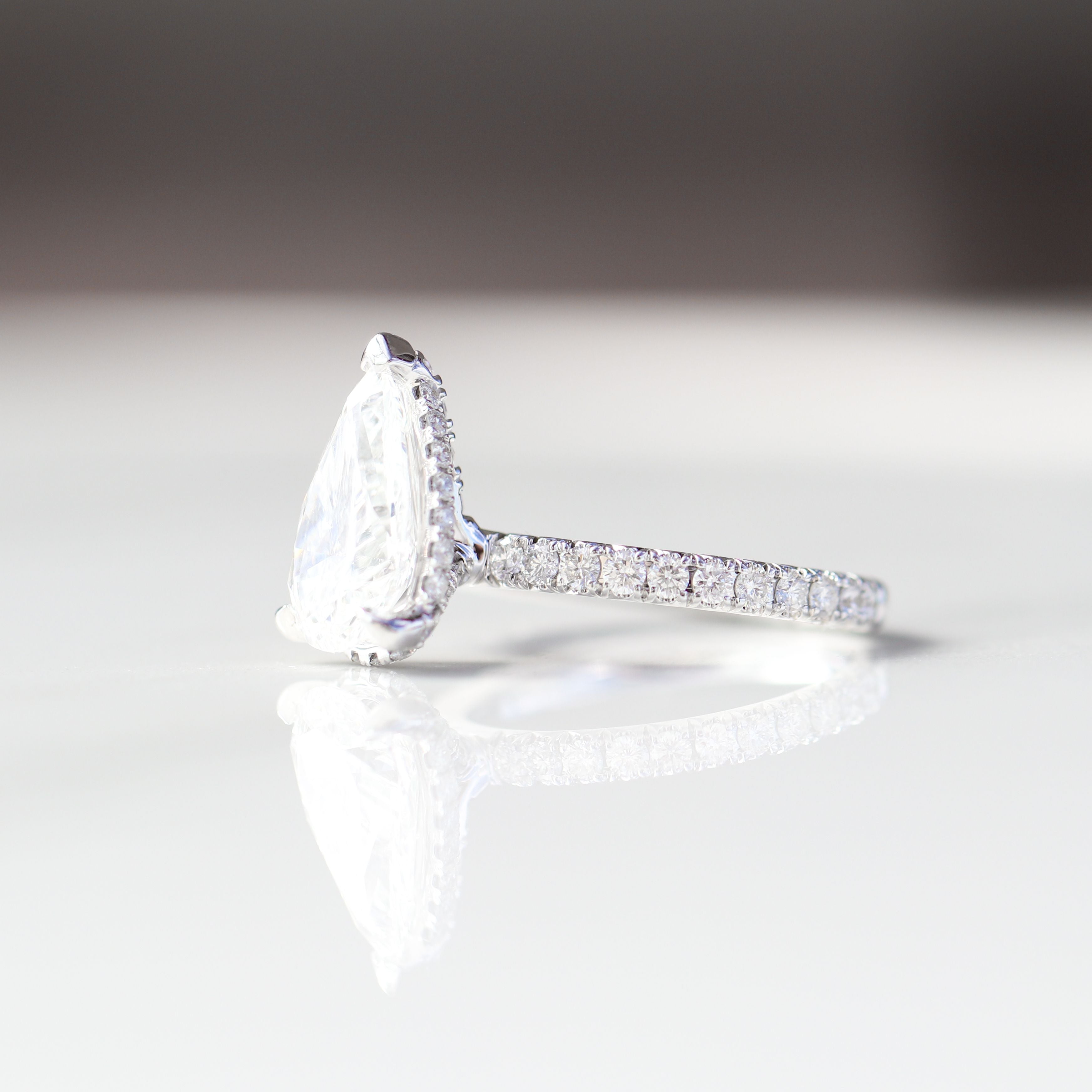 Pear Cashé Engagement Ring Center Diamond 18kt WG 4.3gr IGI LG700599604 LAB VVS2 E 2.89ct / 2.5ctc 50RD 0.95gr SI-GH RN00209